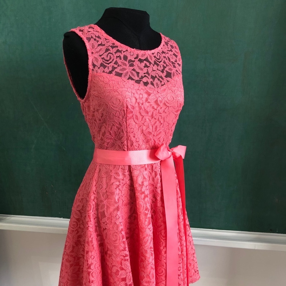 Short stretch lace dress